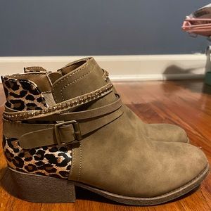 Girls Light Brown Cheetah Print Booties Size 4